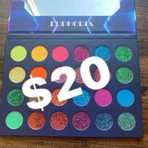 24 Color Eyeshadows Palette EUPHORIA